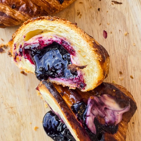 croissante-cu-maia-si-multa-crema