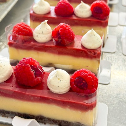 cheesecake-cu-namelaka-de-ciocolata-valrhona-si-piure-proaspat-de-capsune